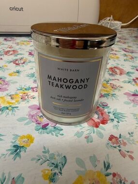 White Barn Mahogany teakwood single wick candle